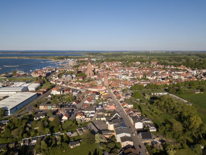 Blick auf Barth, mit Westtor, Marienkirche, Bodden-Hafen Bild: aximilian Schönherr CC BY-SA 4.0