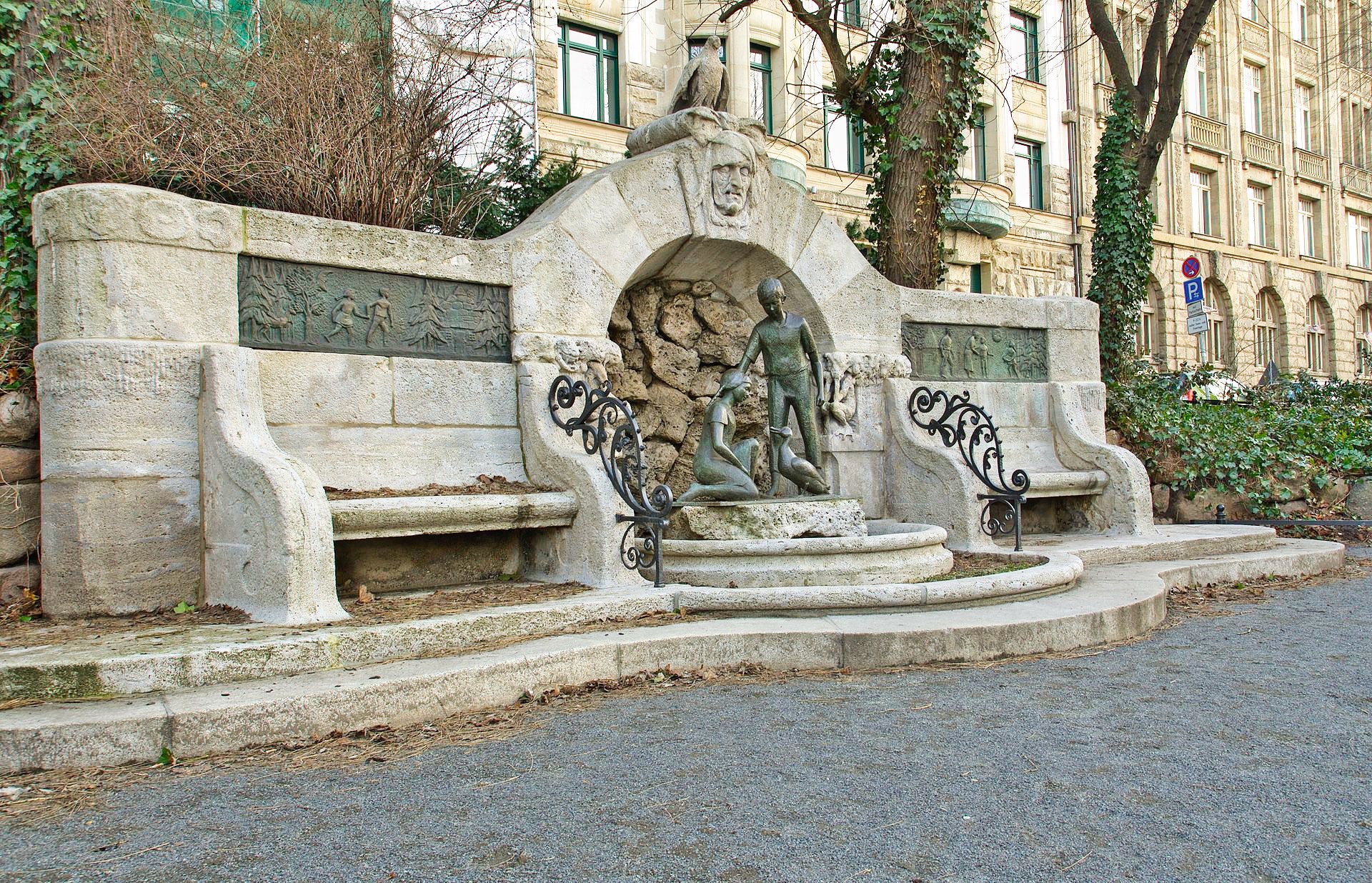 Ein abseits gelegenes Kleinod: Der Märchenbrunnen Bild: Appaloosa CC BY-SA 3.0