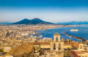 Stadt Napoli (Neapel) mit Blick auf den Vesuv