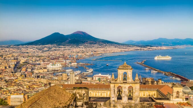 Stadt Napoli (Neapel) mit Blick auf den Vesuv