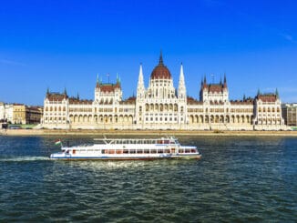 Schiff auf der Donau in Budapest