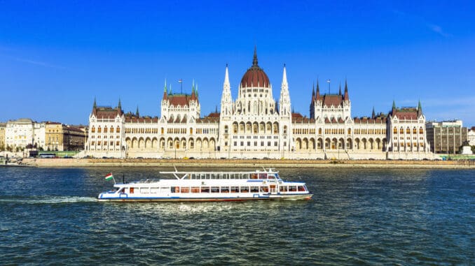Schiff auf der Donau in Budapest