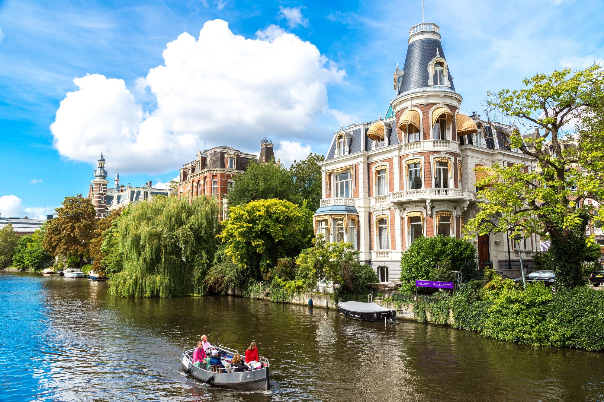 Eine Bootstour durch Amsterdam führt Sie an vielen Hausbooten vorbei 