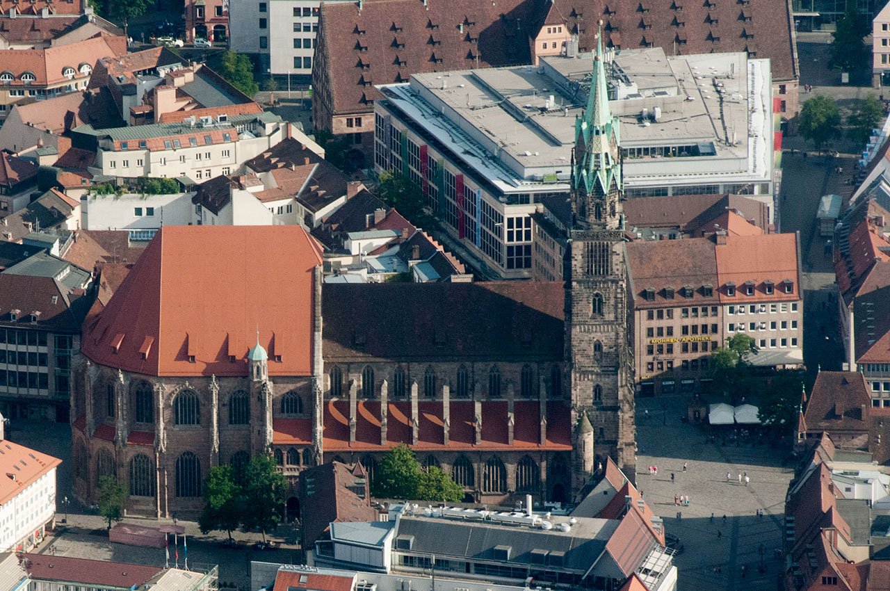 Luftaufnahme der Lorenzkirche