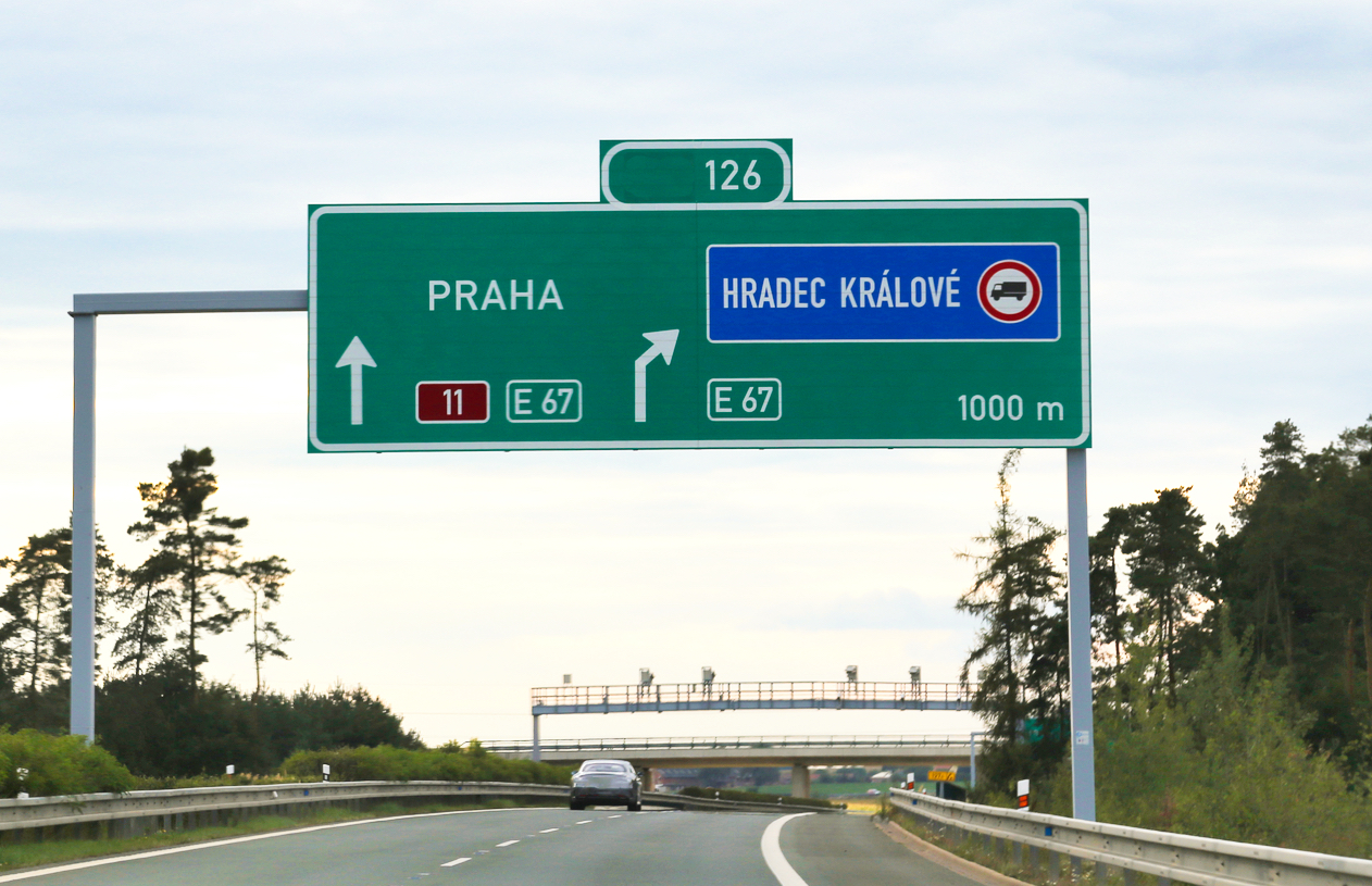 Verkehrszeichen Autobahn nach Prag in Tschechien 