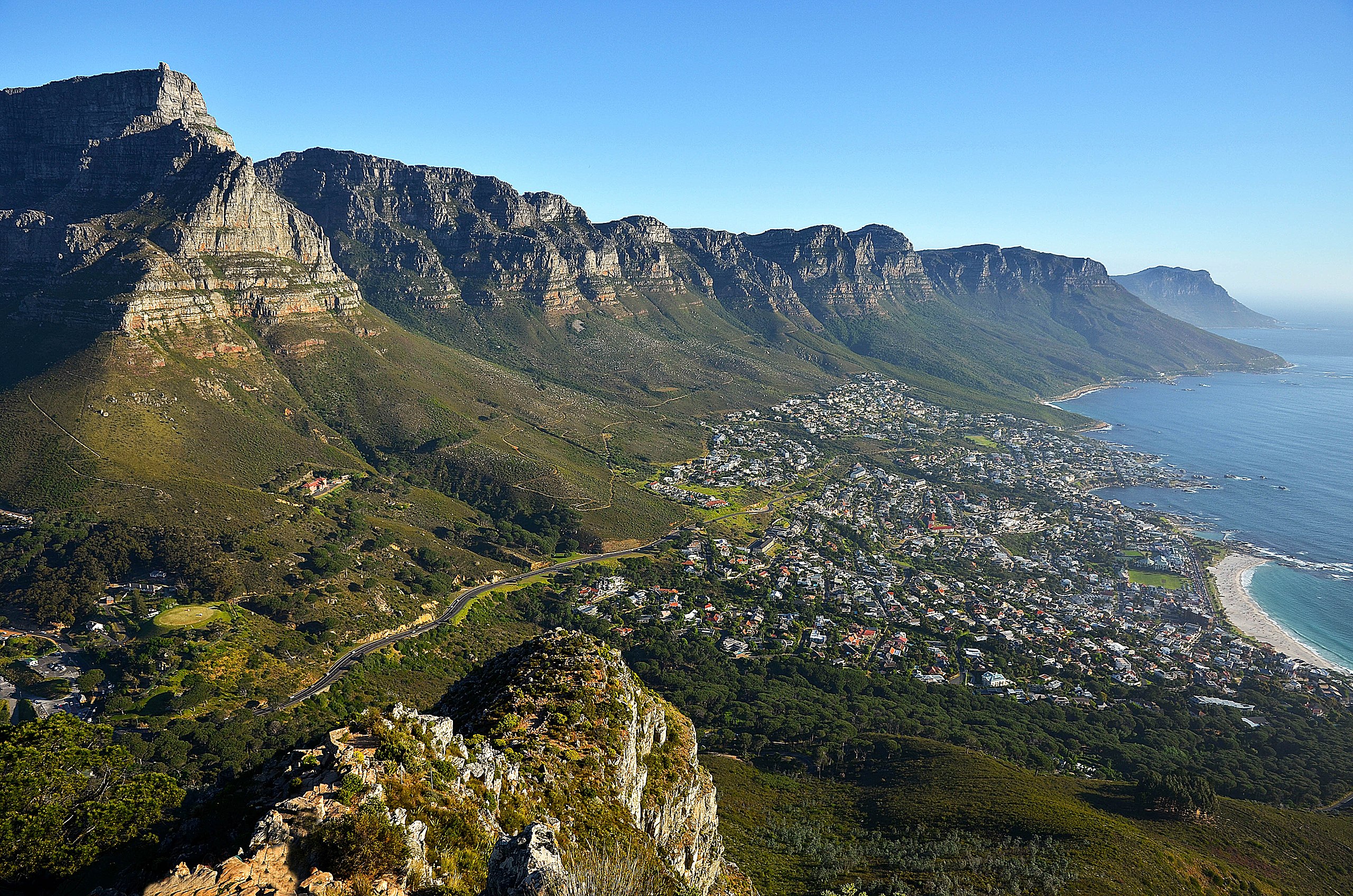 Die Zwölf Apostel, davor der Kapstadter Vorort Camps Bay