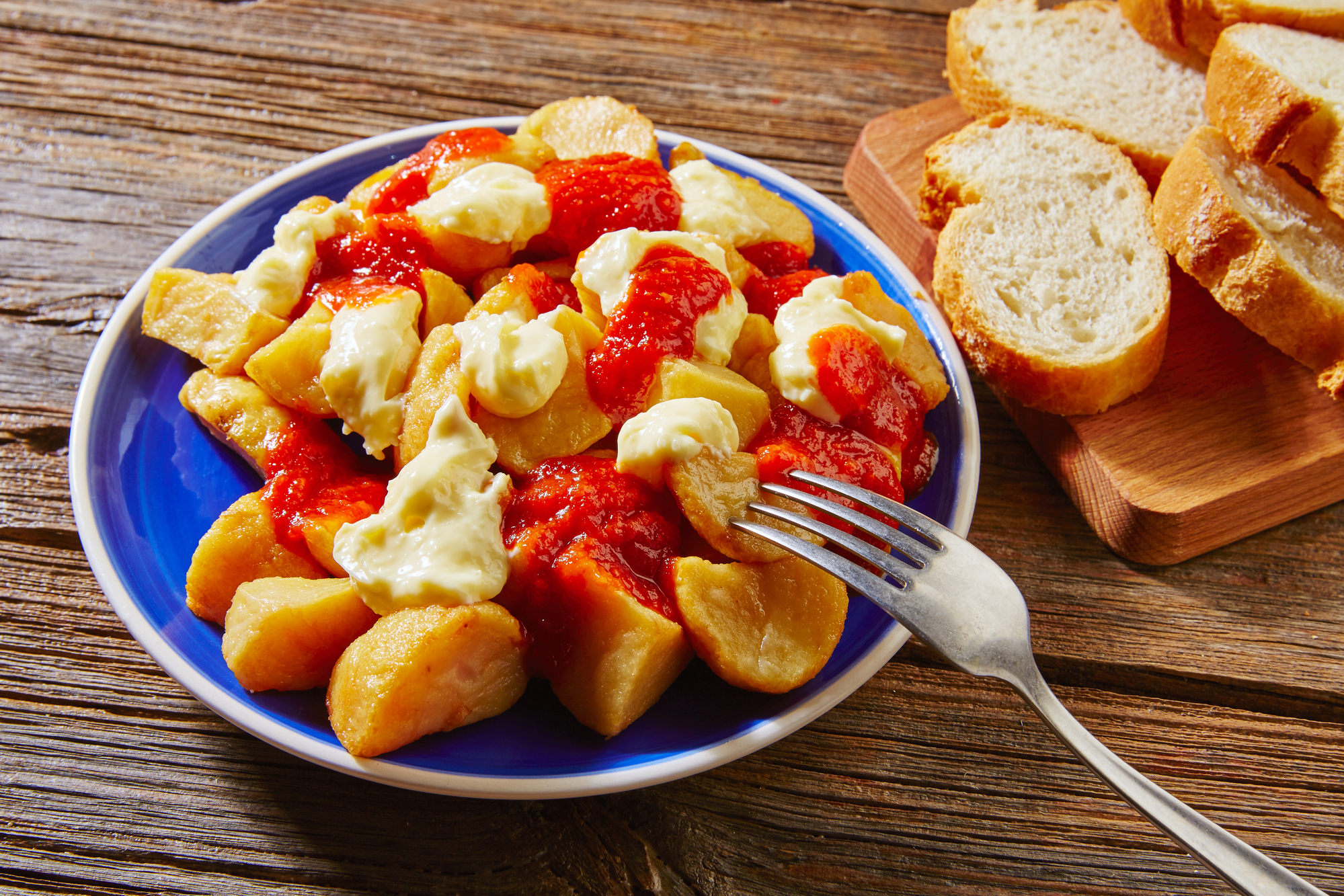 Tapas Patatas Bravas Kartoffelfrites mit Tomate