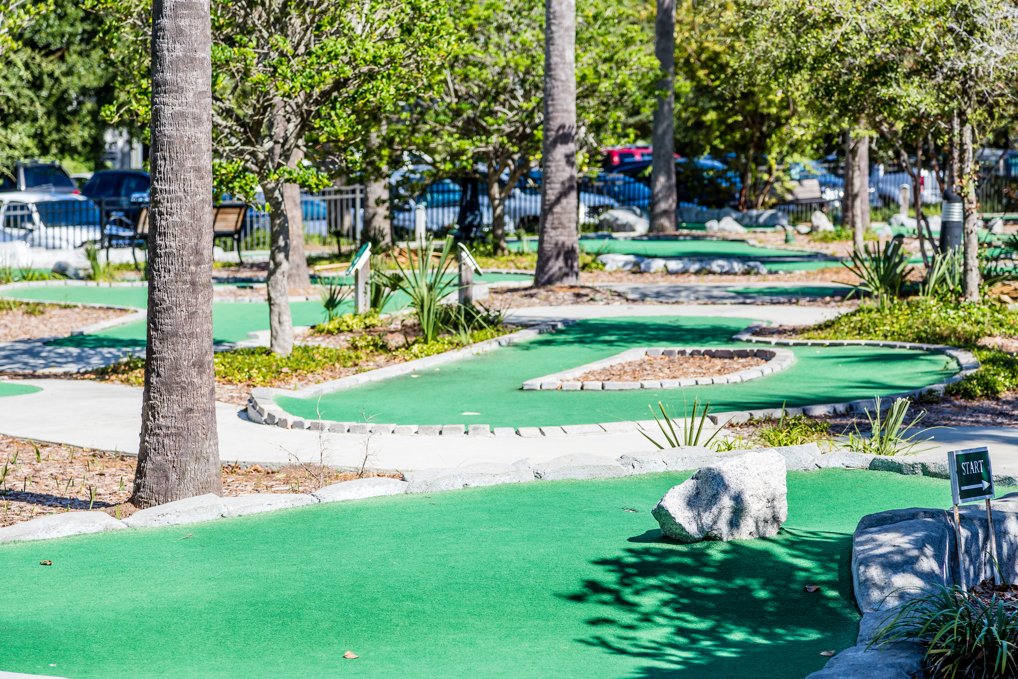 Was ist der Unterschied zwischen Minigolf und Adventure Golf? Einfache Minigolfanlage