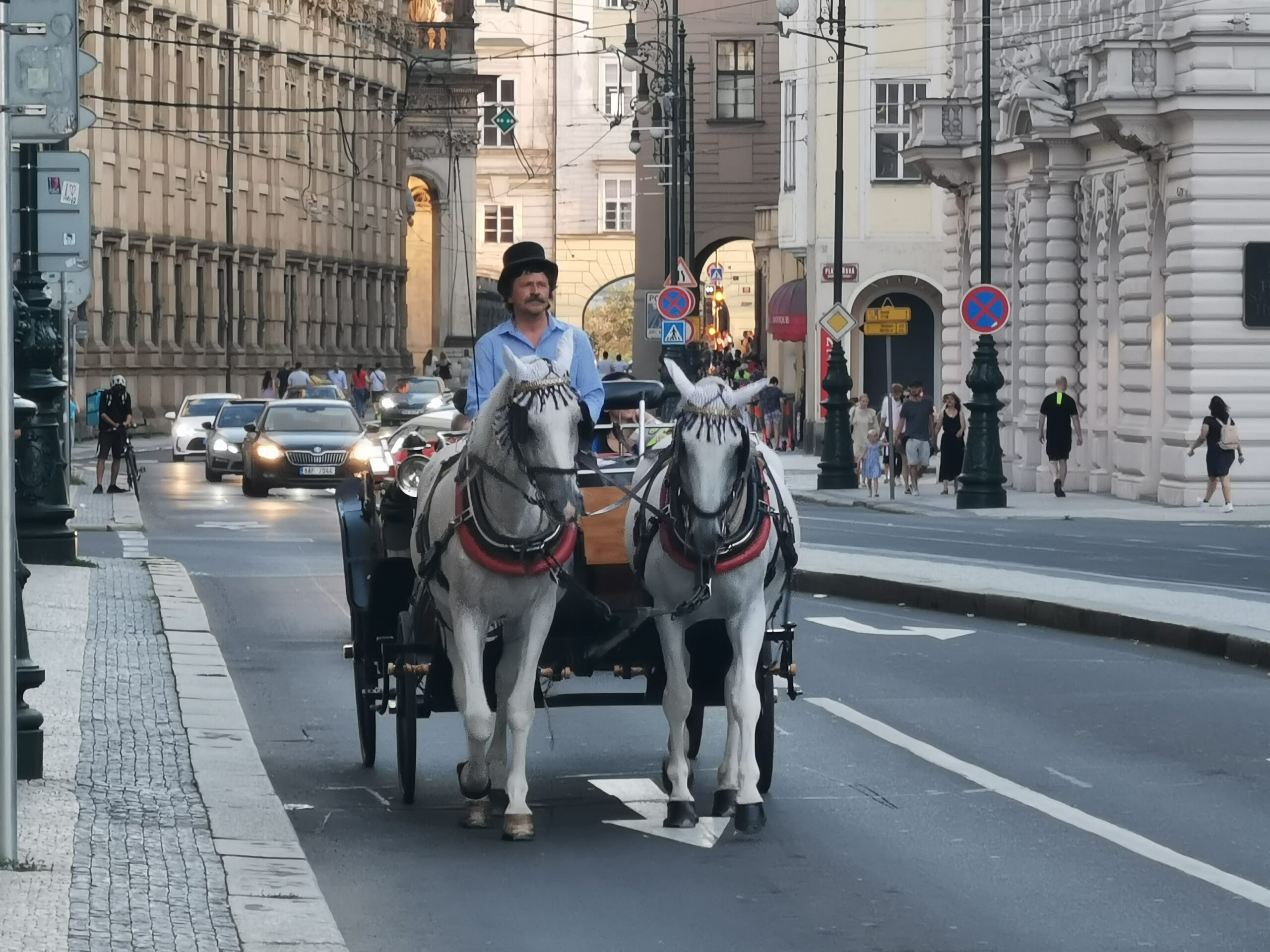 Kutschfahrten in Prag - Was du wissen musst! Kutsche in Prag 4 scaled