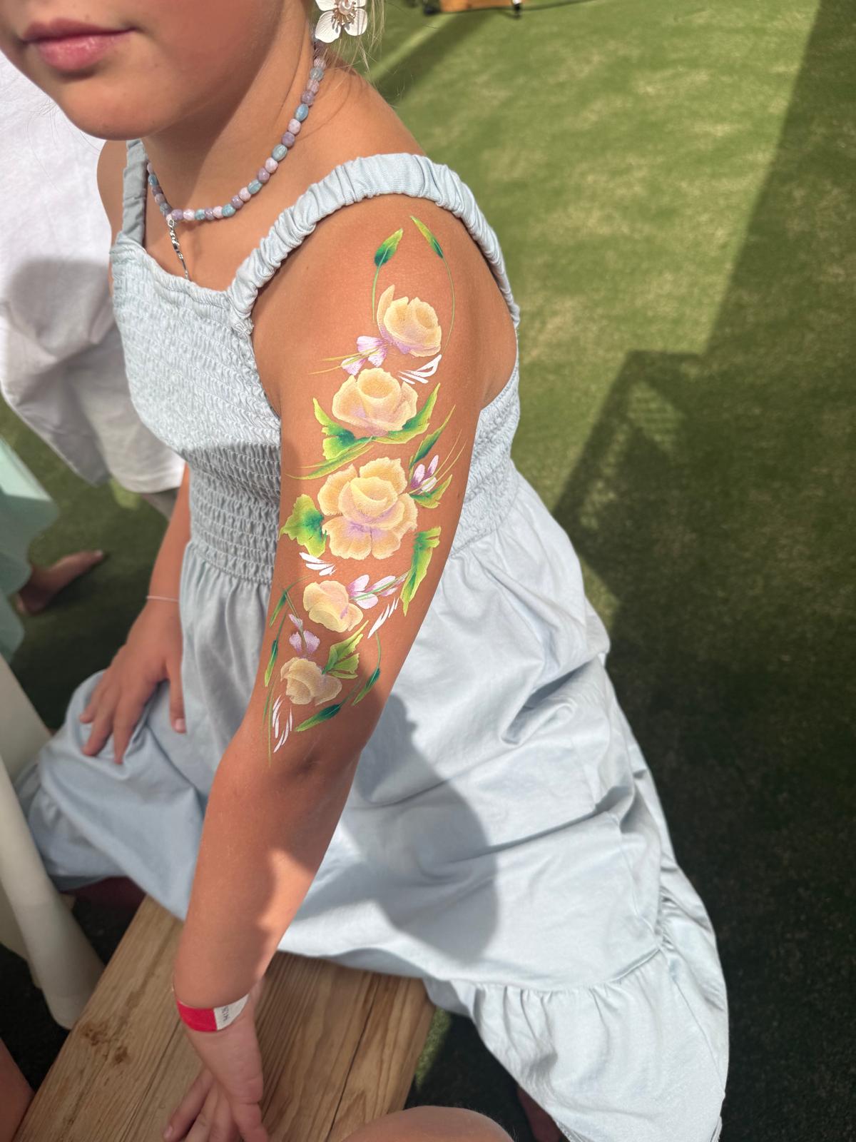 Kindergeburtstag und Kinderbetreuung in Dresden mit Creativkopf Kinderschminken am Arm